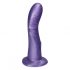 The product name translated from Hungarian to Swedish and simplified would be:

**Ylva & Dite Kajsa - Sugbaserat ribbat dildo (metalliskt lila)**